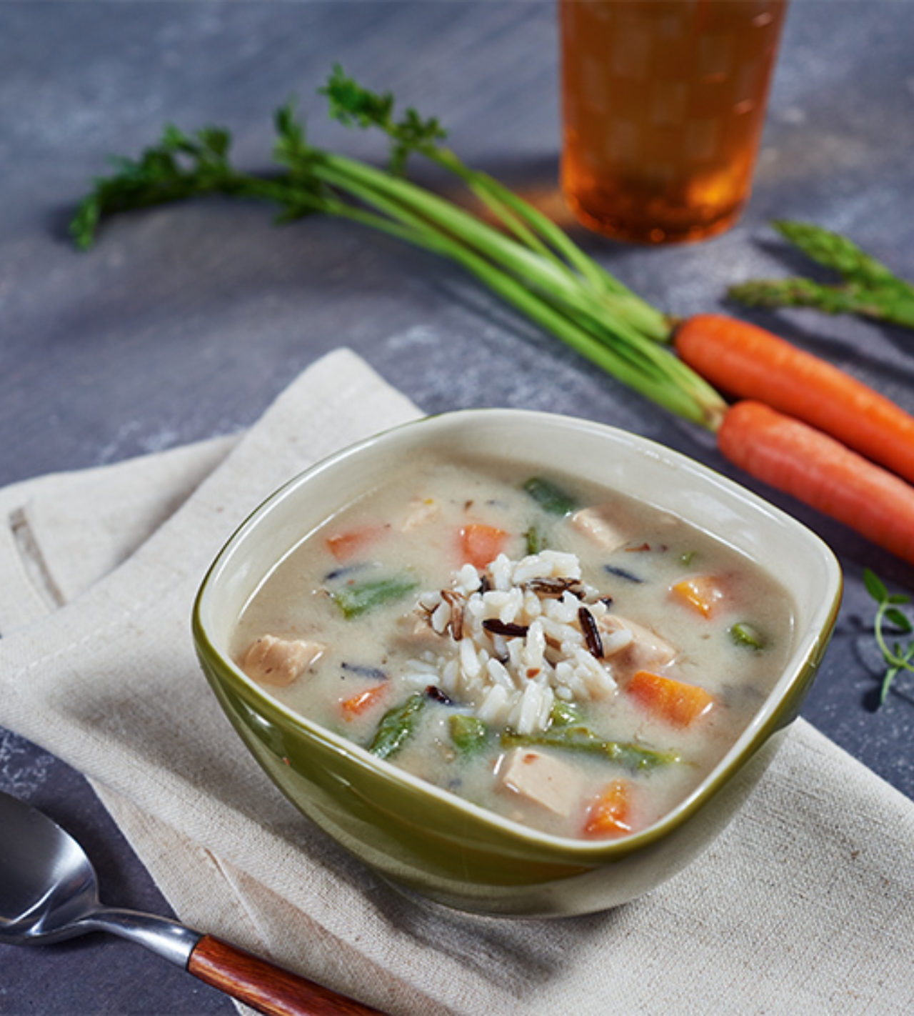 Cremige Hühnersuppe mit Wildreis und Spargel - DaVita